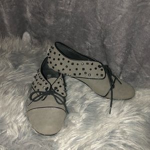 Grey studded Volcom flats 🤘🏻